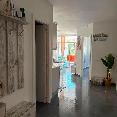 En Edificio Guayeros Sur De Tenerife *